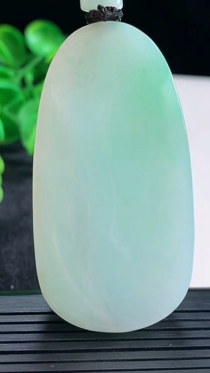 天然A货翡翠观音菩萨吊坠尺寸63-32.9-11.7重量:53.06g
4月16日