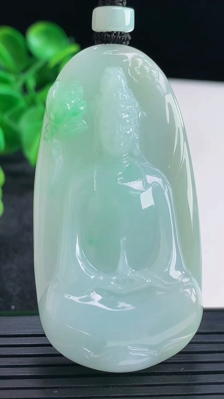 天然A货翡翠观音菩萨吊坠尺寸63-32.9-11.7重量:53.06g
4月16日