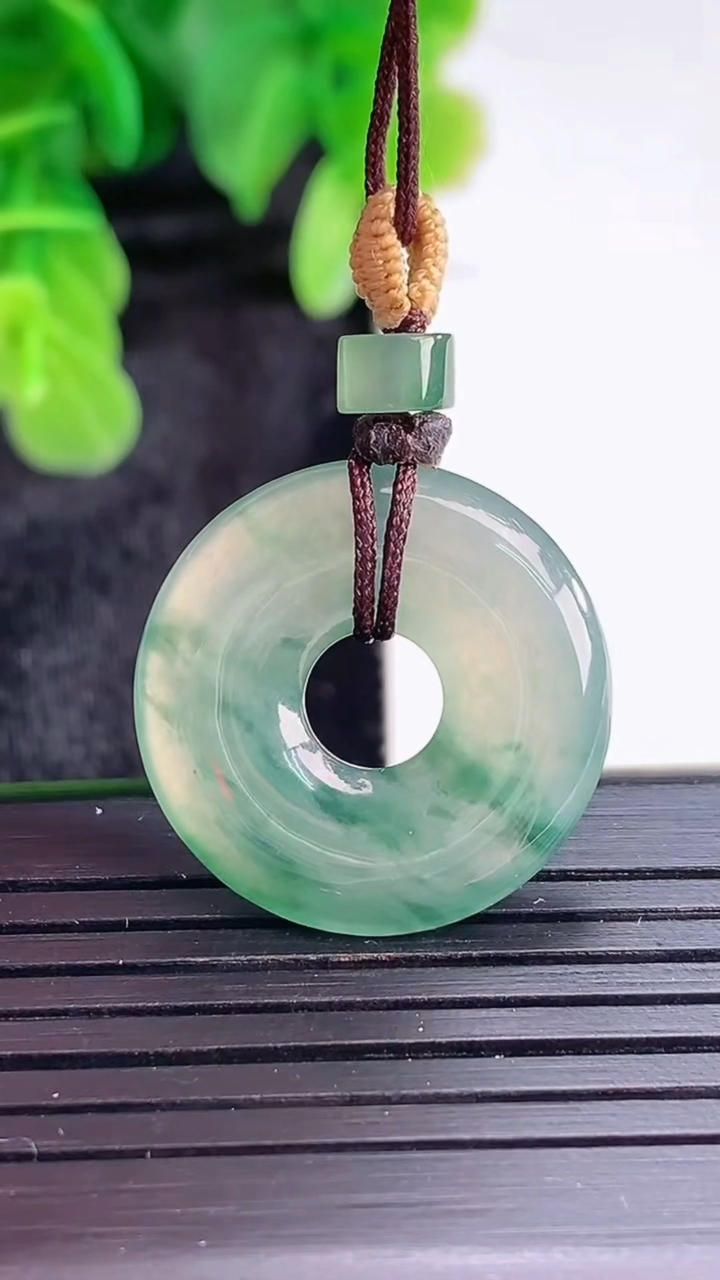 天然A货翡翠飘花平安环吊坠尺寸21.7-3.2重量:3.45g
4月16日