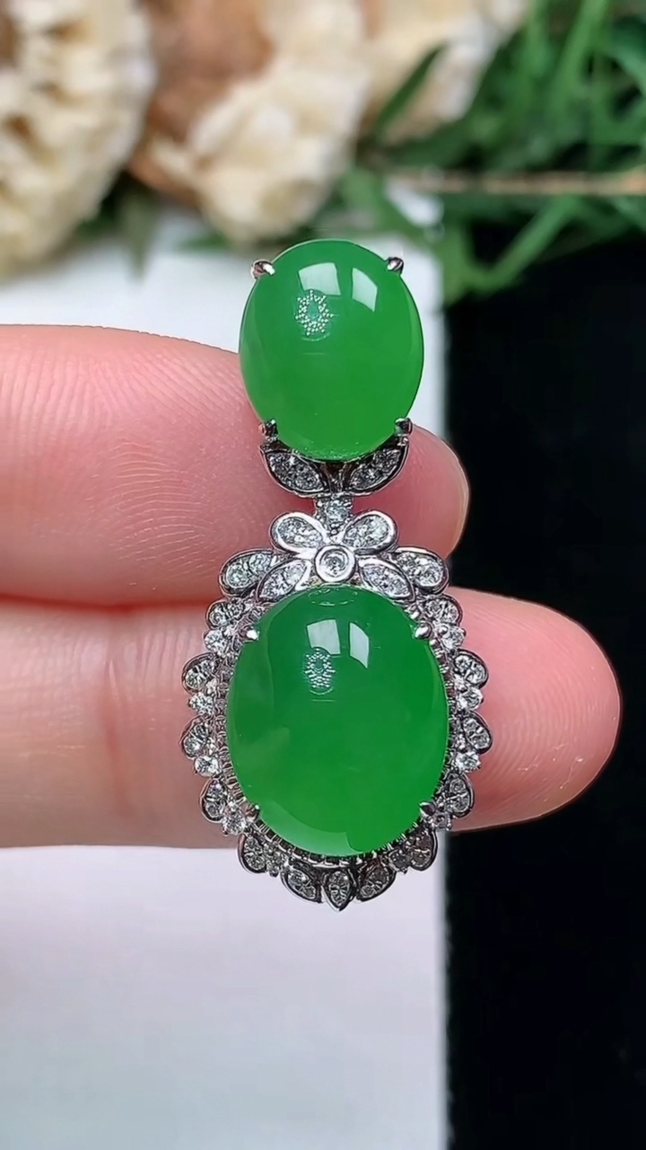 天然A货翡翠蛋面吊坠，尺寸30.8-14.5-9.3
4月16日