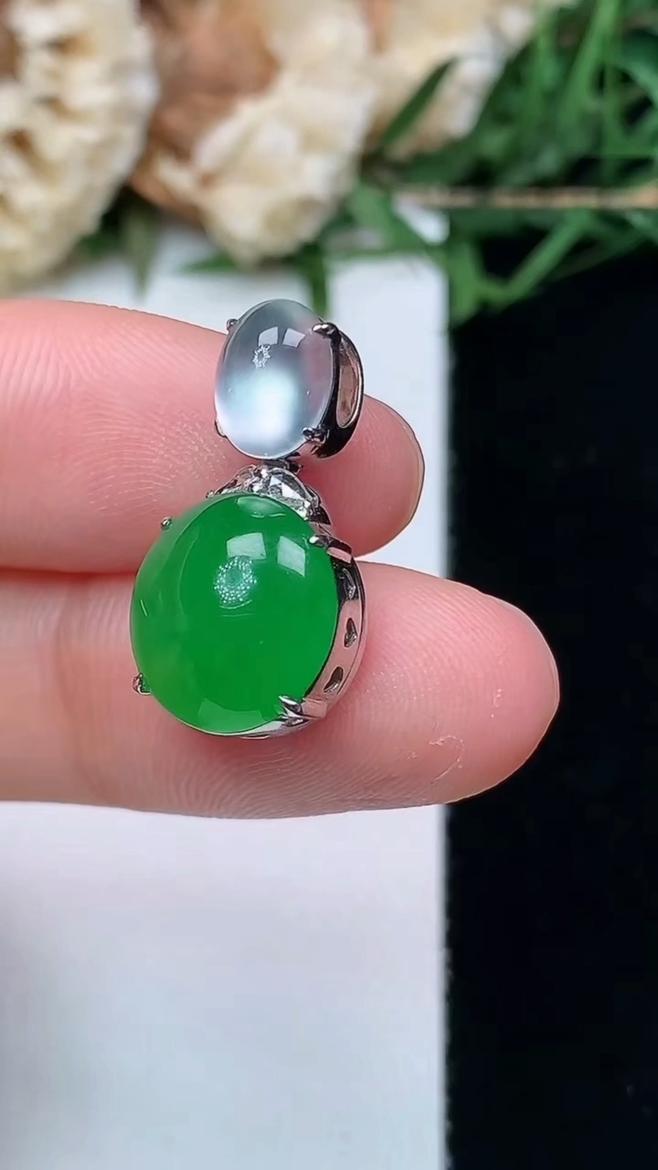 天然A货翡翠蛋面吊坠，尺寸20.4-10.6-10.4-8.8，重量:3.42g
4月16日