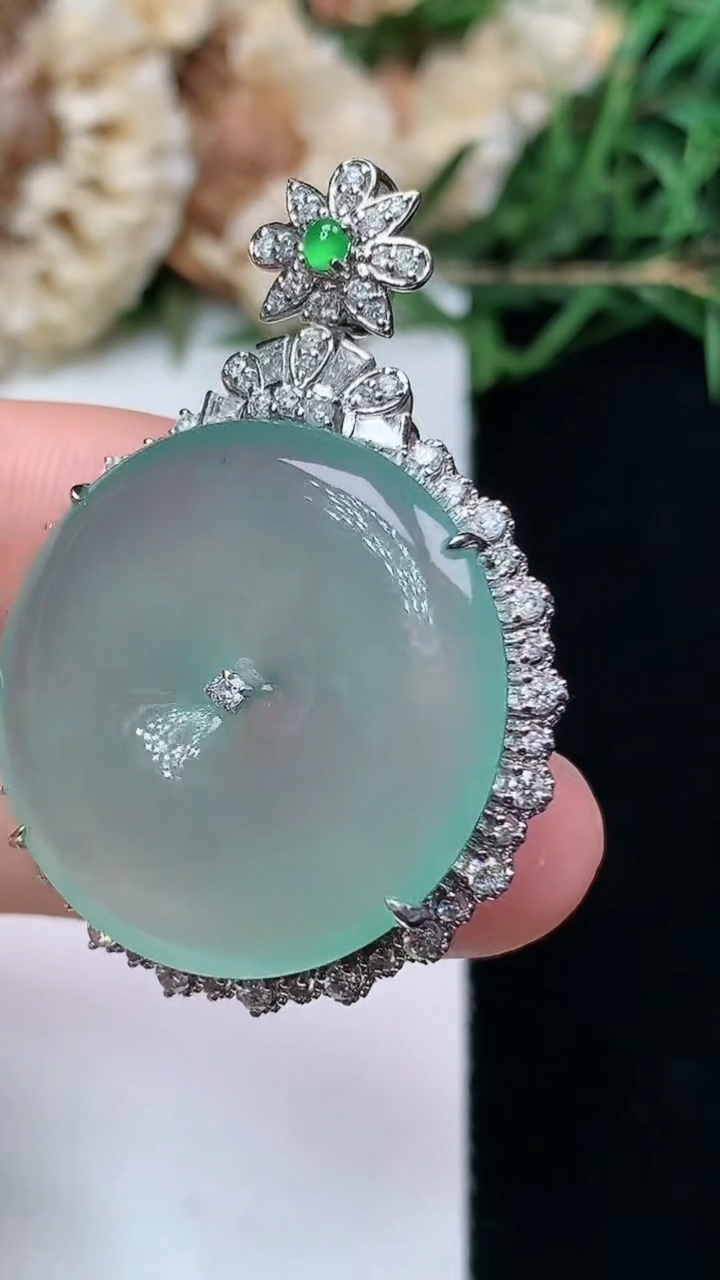 天然A货翡翠平安扣吊坠，尺寸40.7-29.3-8.8，裸石25.6，重量:10.45g
4月16日