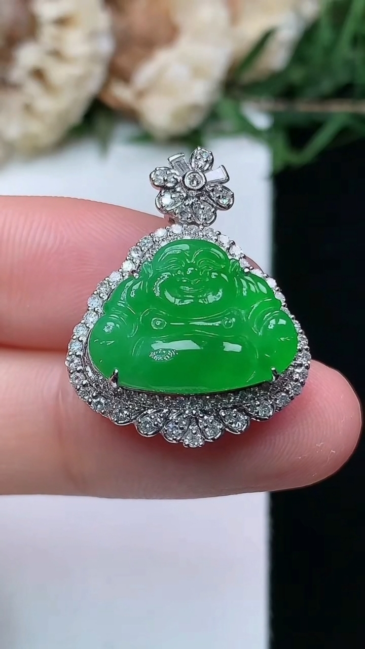 天然A货翡翠佛公吊坠，尺寸25.2-19.4-9.3，裸石12-16，重量:4.75g
4月16日