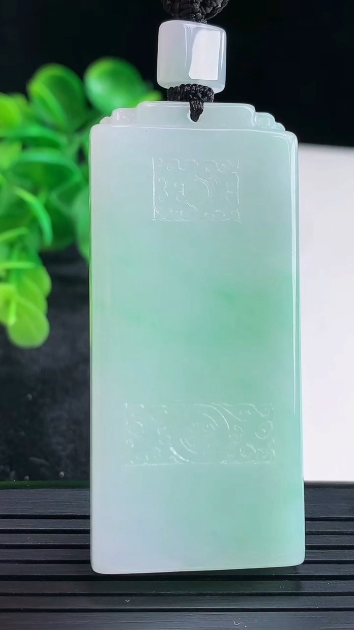 天然A货翡翠仿古无事牌吊坠尺寸61.5-28.1-8重量:49.35g
4月16日