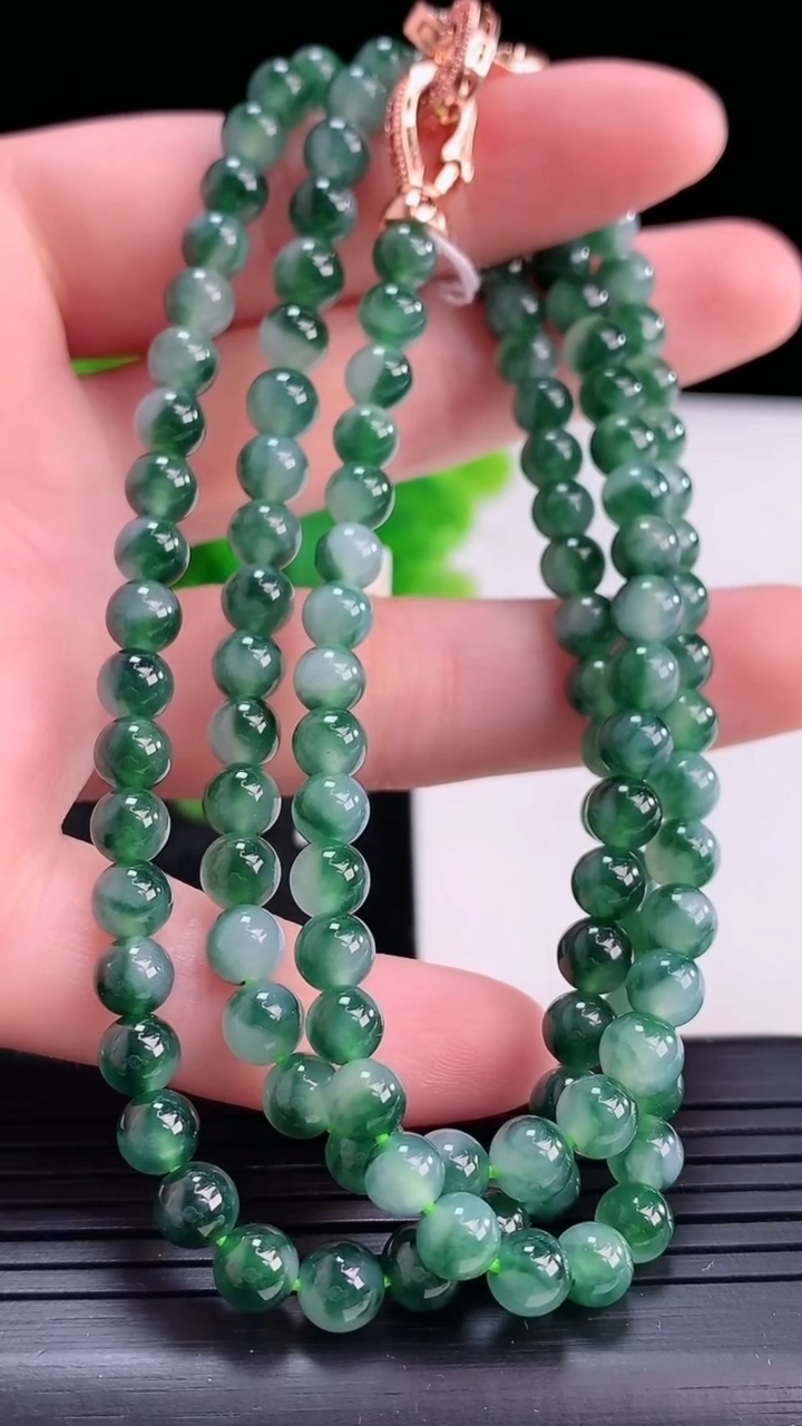 天然A货翡翠飘花圆珠项链尺寸5.1-120颗重量:32.53g
4月16日