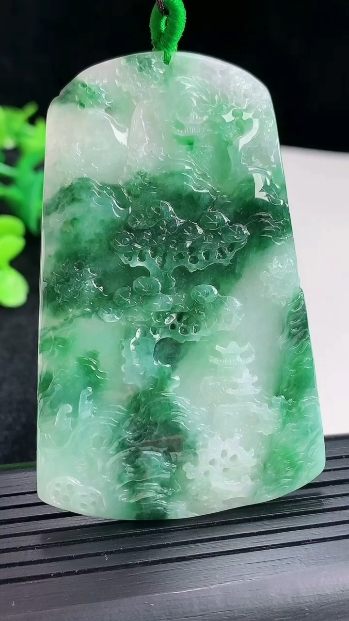 天然A货翡翠牌吊坠尺寸67.6-43.5-5.2重量:32.68g
4月16日