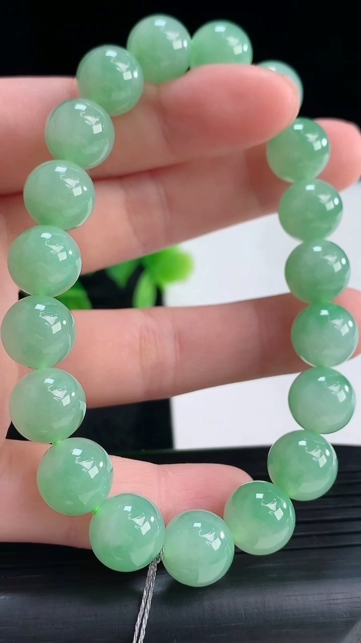 天然A货翡翠圆珠手串尺寸10-19颗重量:34.21g4月16日
工厂直销收藏佳品,种好水足，色泽均