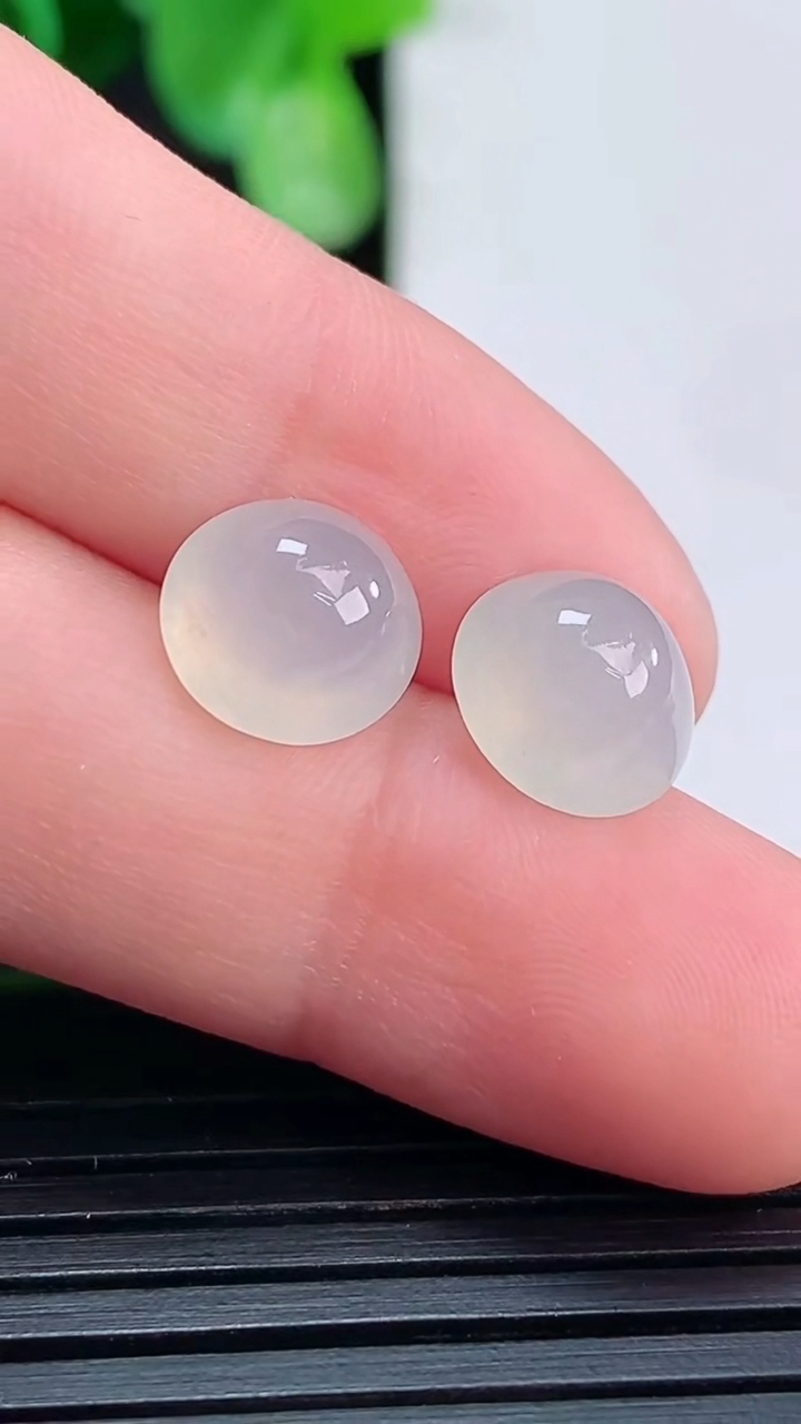 天然A货翡翠蛋面镶嵌件一对尺寸8.8-5.3重量:1.40g
4月16日