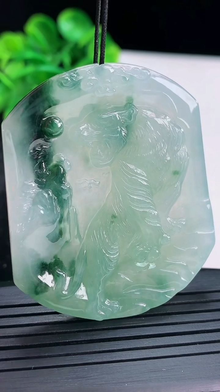 天然A货翡翠飘花生肖虎吊坠尺寸52.5-44.3-5.6重量:30.48g
4月16日