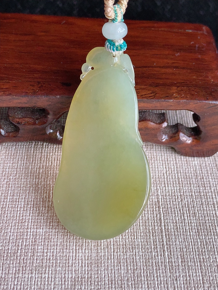 天然A货翡翠黄翡福袋代代有钱吊坠 
尺寸51.2-25.8-9.2mm 重量21.00g 0415