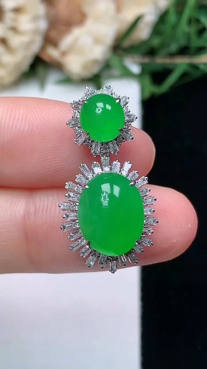 天然A货翡翠蛋面吊坠，尺寸25.6-13.4-10.3，裸石10.8-8.5，重量:4.36g
4月