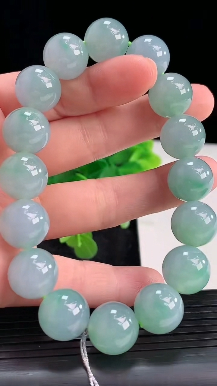 天然A货翡翠圆珠手串尺寸12.8-16颗重量:60.95g4月16日
工厂直销收藏佳品,种好水足，色泽均匀，有种有色，上手高大气！