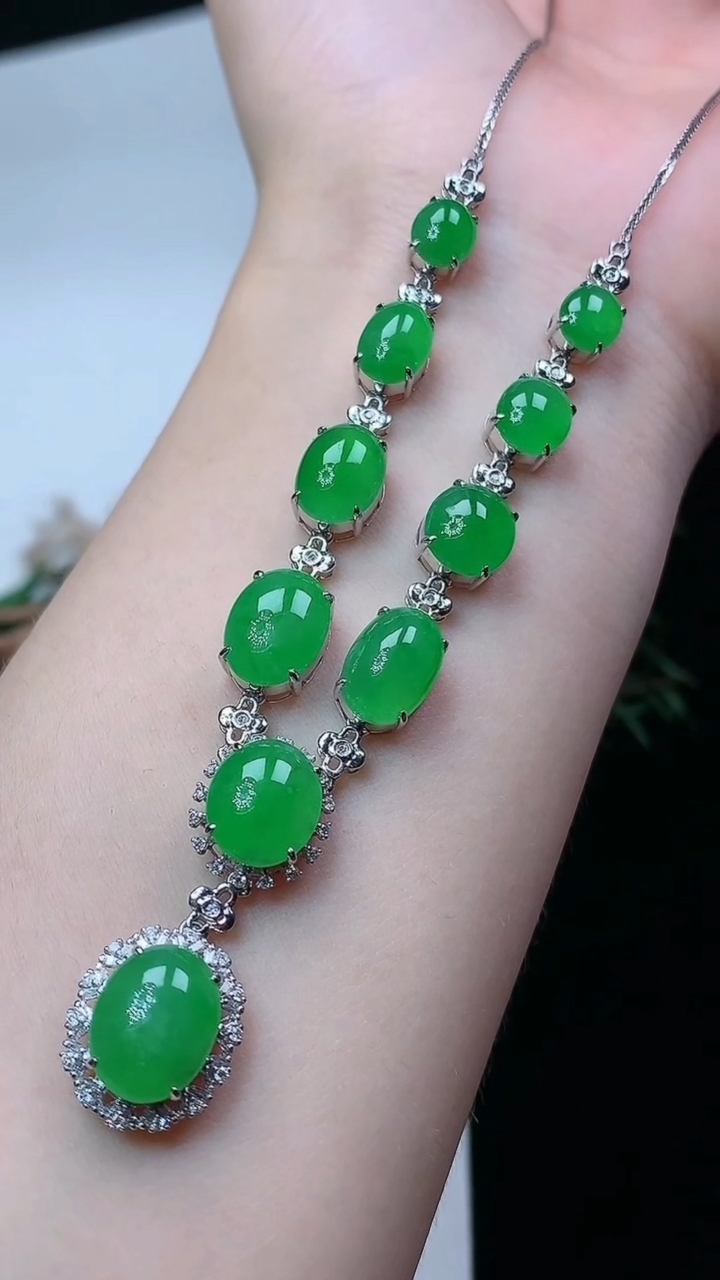 天然A货翡翠蛋面项链，尺寸10.8-8.5，重量:12.00g4月16日
工厂直销收藏佳品,种好水足，色泽均匀，有种有色，上手高大气！