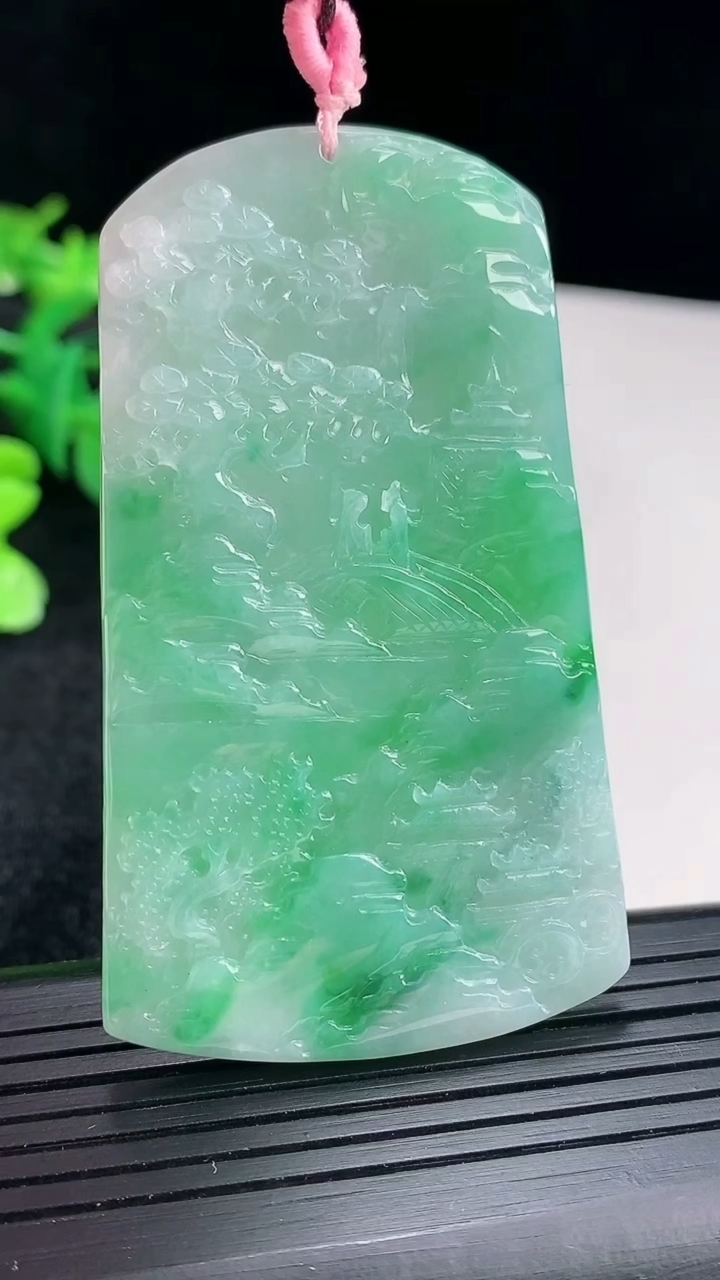 天然A货翡翠山水牌吊坠尺寸65-38-4.5重量:28.85g
4月16日