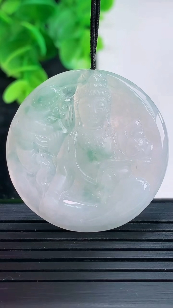 天然A货翡翠飘花普贤菩萨吊坠尺寸35.7-4.2重量:9.93g
4月16日