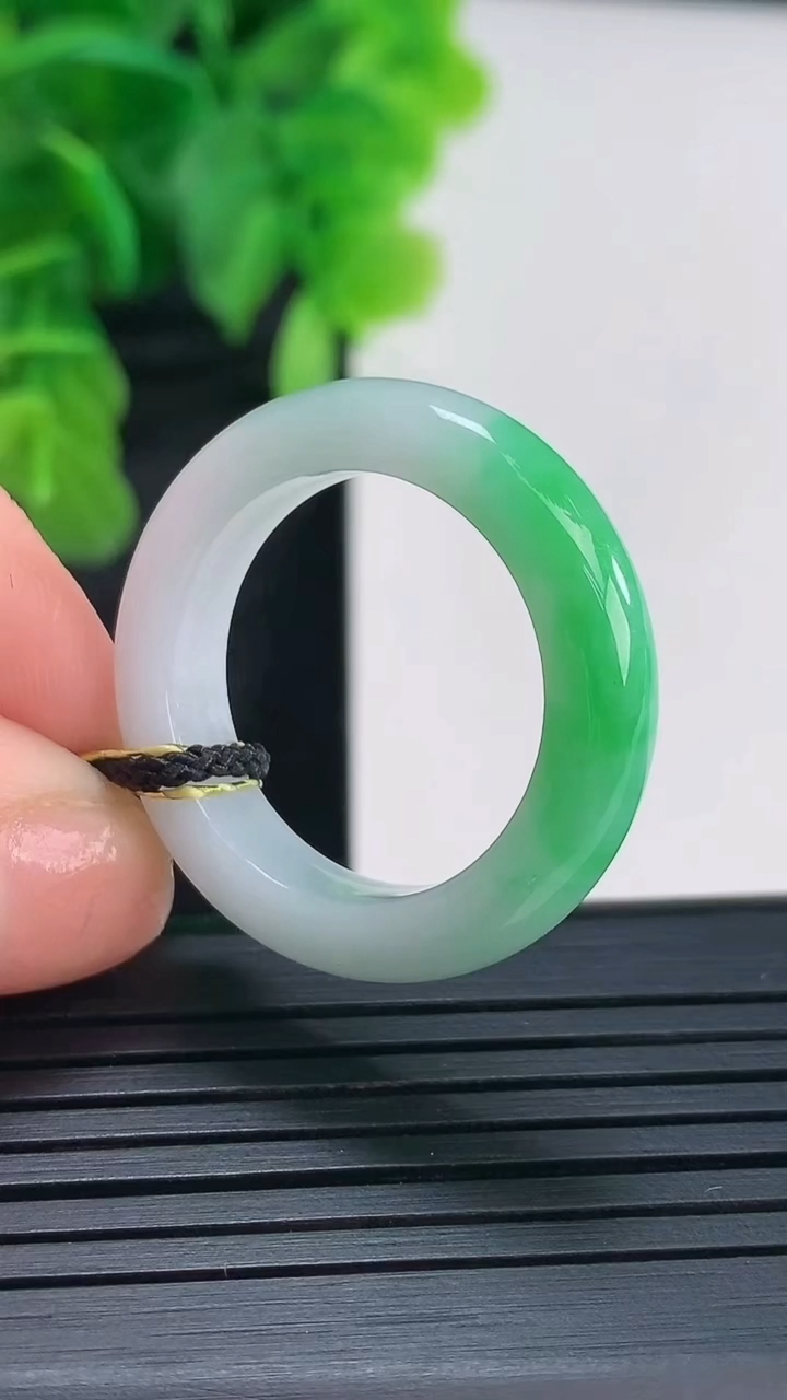 天然A货翡翠指环戒指尺寸20.6-5.9-3.9重量:5.85g2026年4月16日
工厂直销收藏佳