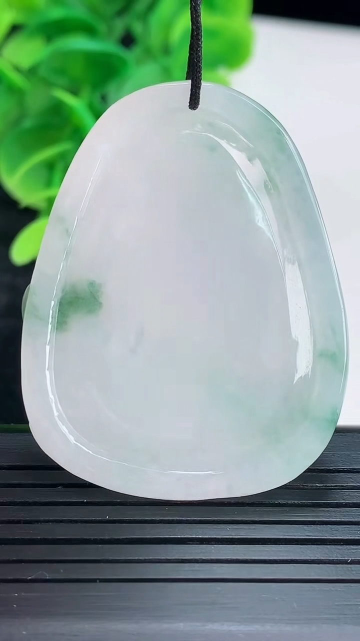 天然A货翡翠飘花虚空藏菩萨吊坠尺寸45.6-35.5-5.7重量:16.83g
4月16日