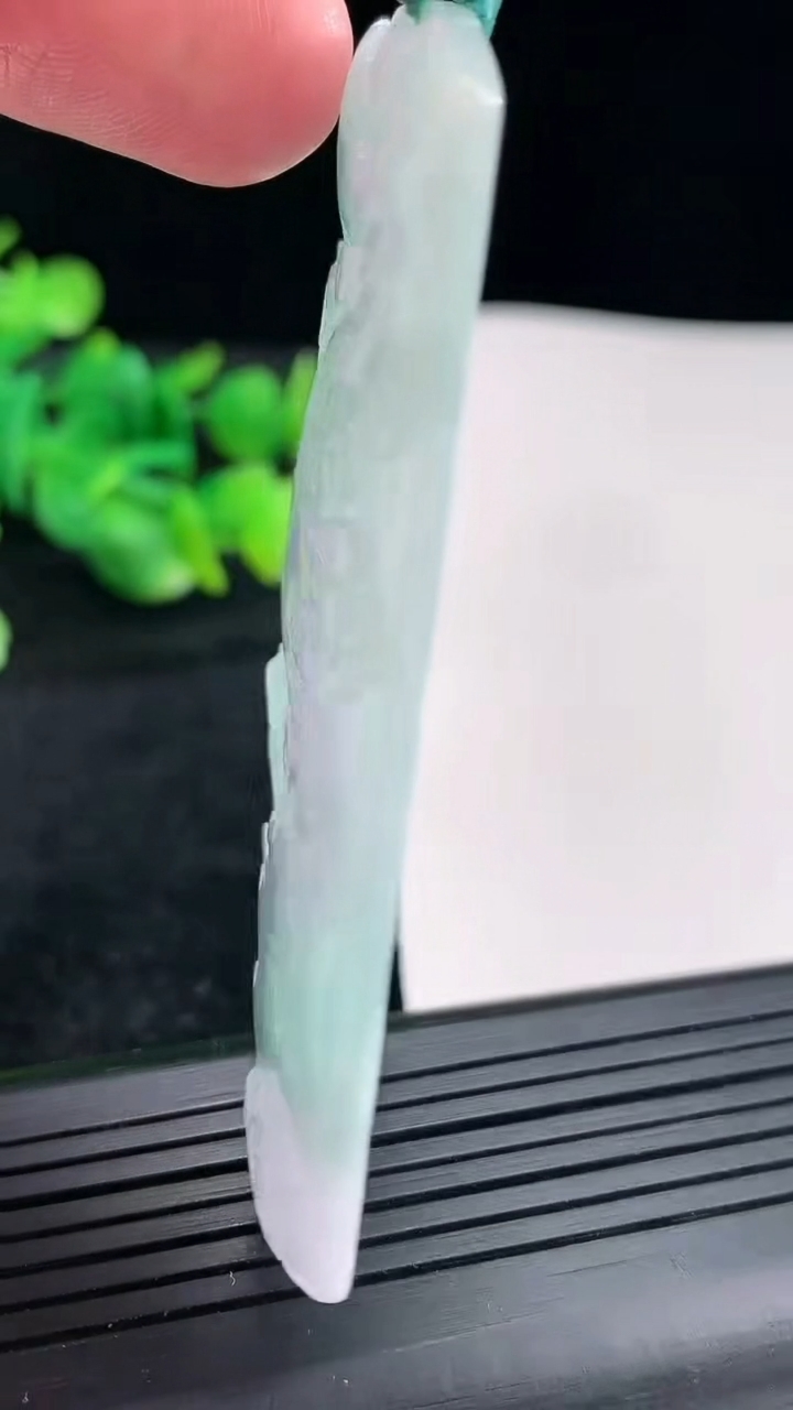 天然A货翡翠山水牌吊坠尺寸70.5-41-5重量:34.11g
4月16日