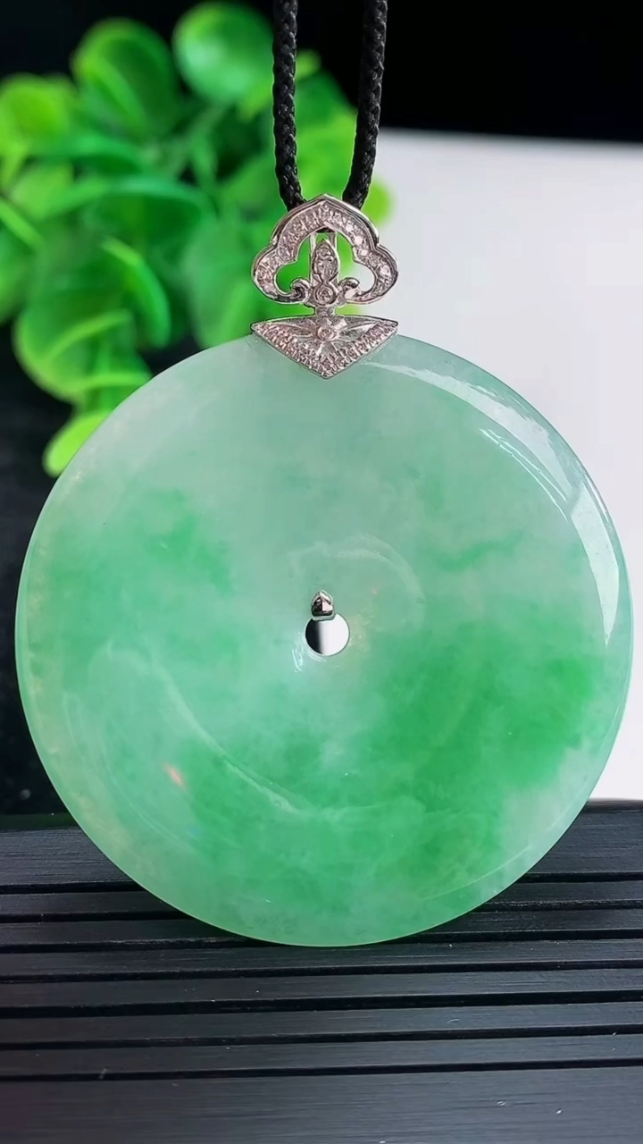 天然A货翡翠平安扣吊坠尺寸52.7-43.7-4.9重量:22.21g
4月16日