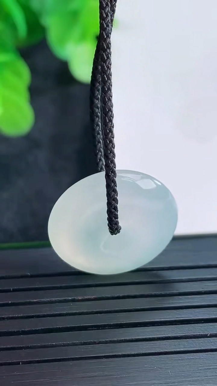 天然A货翡翠平安扣吊坠尺寸18.7-4.8重量:3.66g
4月16日