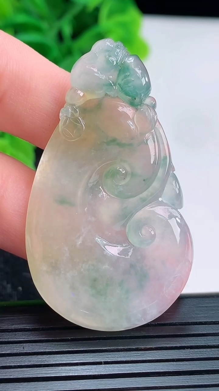 天然A货翡翠飘花如意吊坠尺寸49.2-28.5-4.5重量:12.43g
4月16日