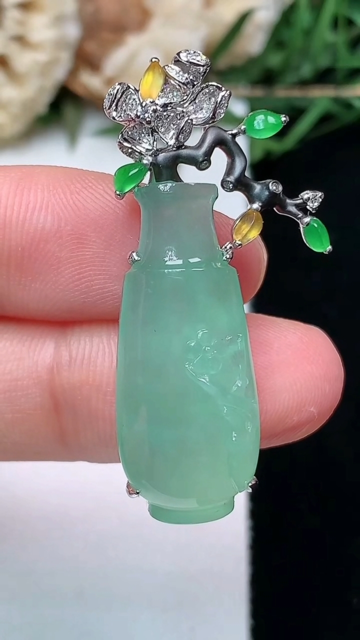 天然A货翡翠花瓶吊坠，尺寸27-11.6-8.4，重量:5.55g
4月16日
