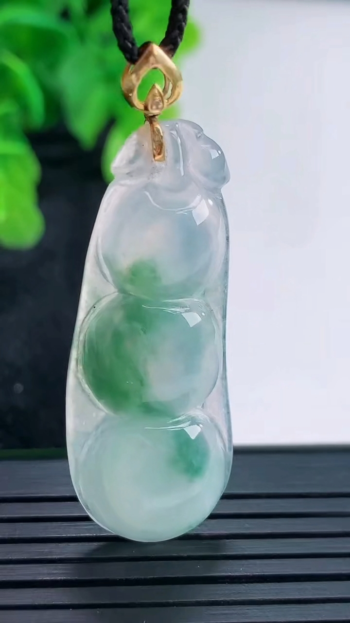 天然A货翡翠18K金飘花福豆吊坠尺寸43.5-16.4-5.1重量:6.00g
4月16日