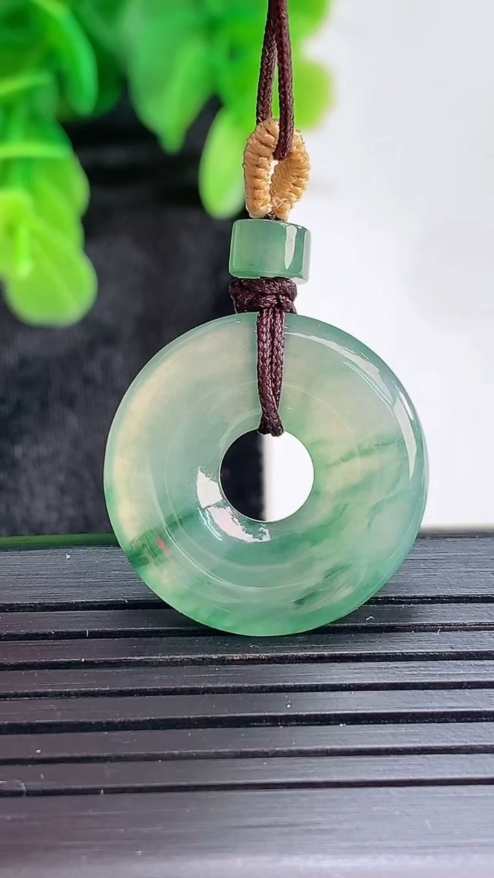 天然A货翡翠飘花平安环吊坠尺寸21.7-3.2重量:3.45g
4月16日