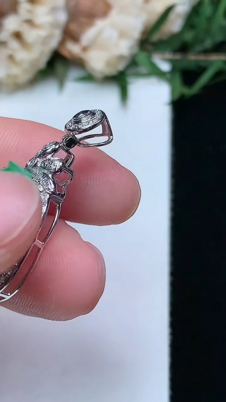 天然A货翡翠葫芦吊坠，尺寸29.2-16.6-8，裸石16.4-14.3，重量:4.05g
4月16日