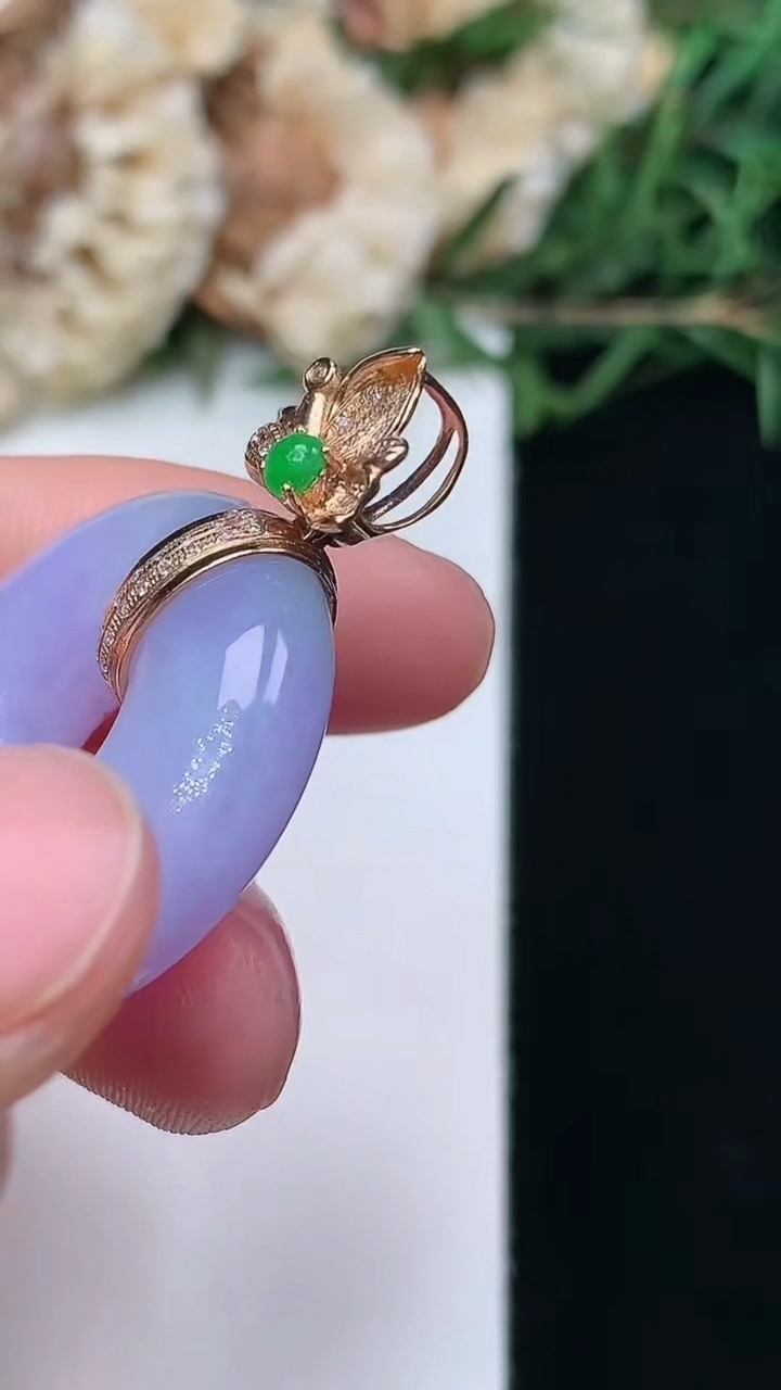 天然A货翡翠k金紫罗兰 飘花平安环吊坠，尺寸25-7.2，重量:9.86g
4月16日