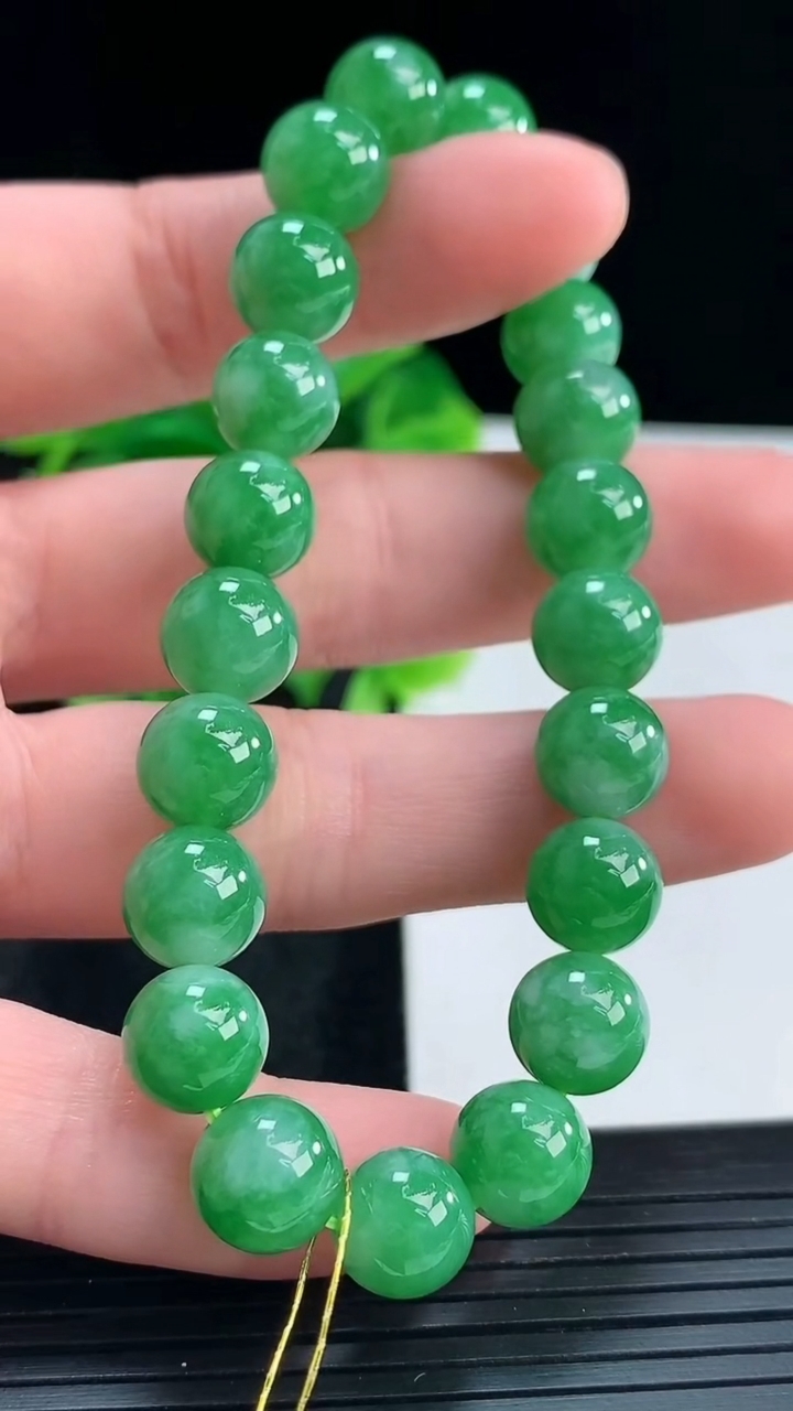 天然A货翡翠圆珠手串尺寸8.8-21颗重量:25.90g4月16日
工厂直销收藏佳品,种好水足，色泽均匀，有种有色，上手高大气！