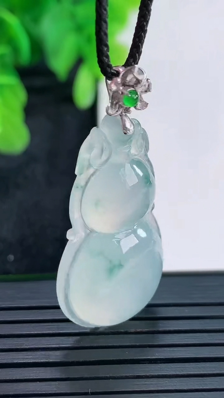 天然A货翡翠种飘花福豆吊坠尺寸39.9-18.2-5.8重量:5.54g
4月16日