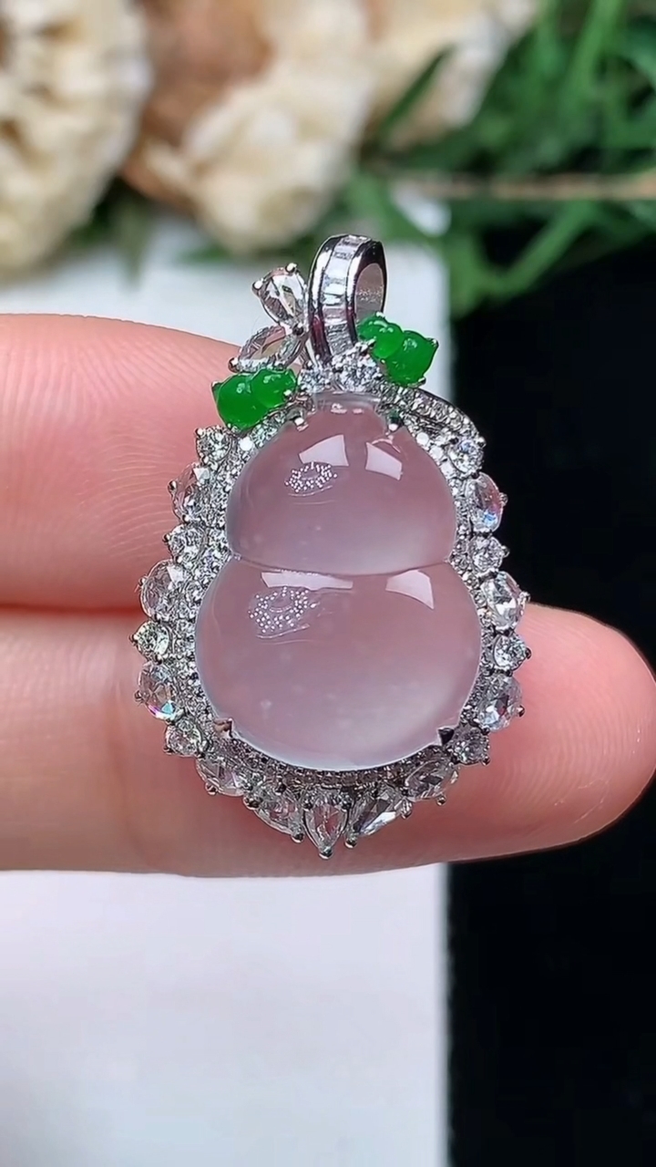 天然A货翡翠白冰葫芦吊坠，尺寸26.3-17-10.5
4月16日，重量:3.03g