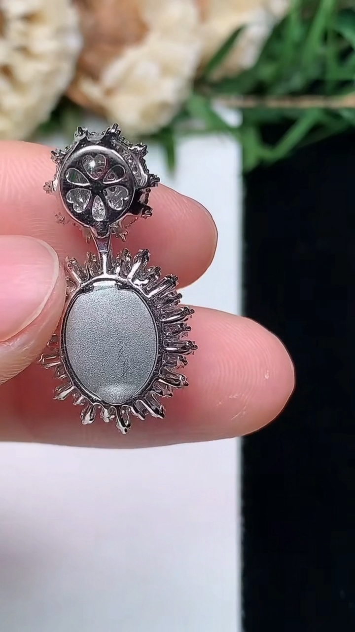 天然A货翡翠蛋面吊坠，尺寸25.6-13.4-10.3，裸石10.8-8.5，重量:4.36g
4月16日