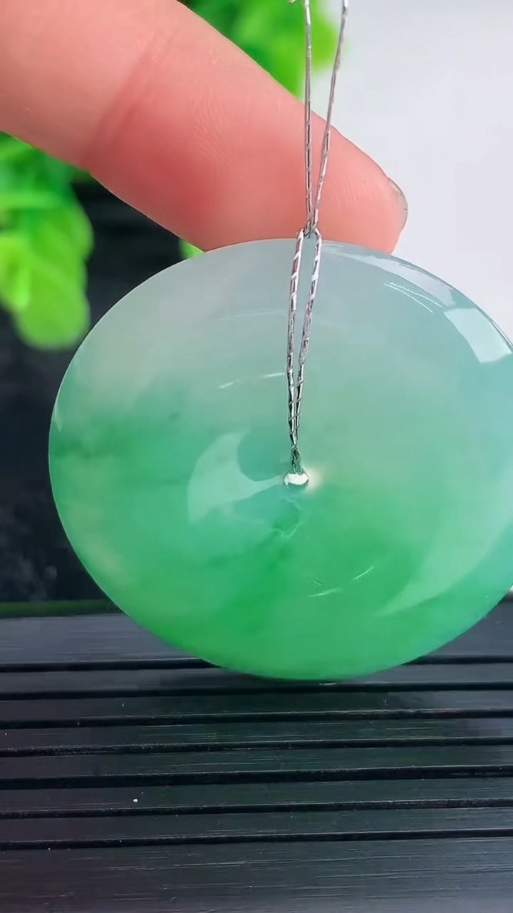 天然A货翡翠平安扣吊坠尺寸34.4-6.2重量:15.39g
4月16日