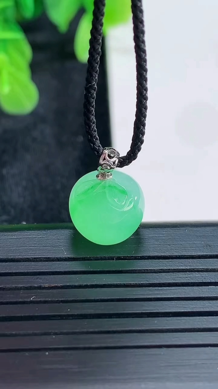 天然A货翡翠苹果吊坠尺寸11.3-10重量:2.62g
4月16日