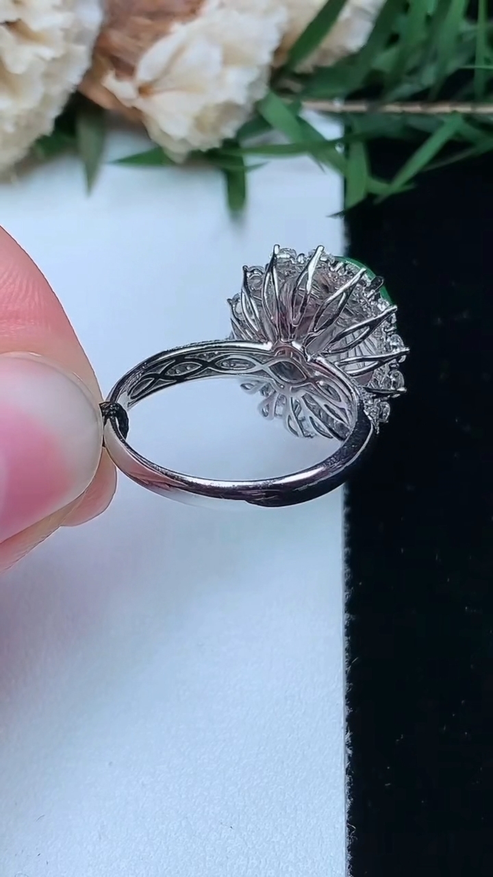 天然A货翡翠蛋面戒指，尺寸17.4-11.9-10.3，重量:4.49g2026年4月16日
工厂直销收藏佳品,种好水足，色泽均匀，有种有色，上手高大气！