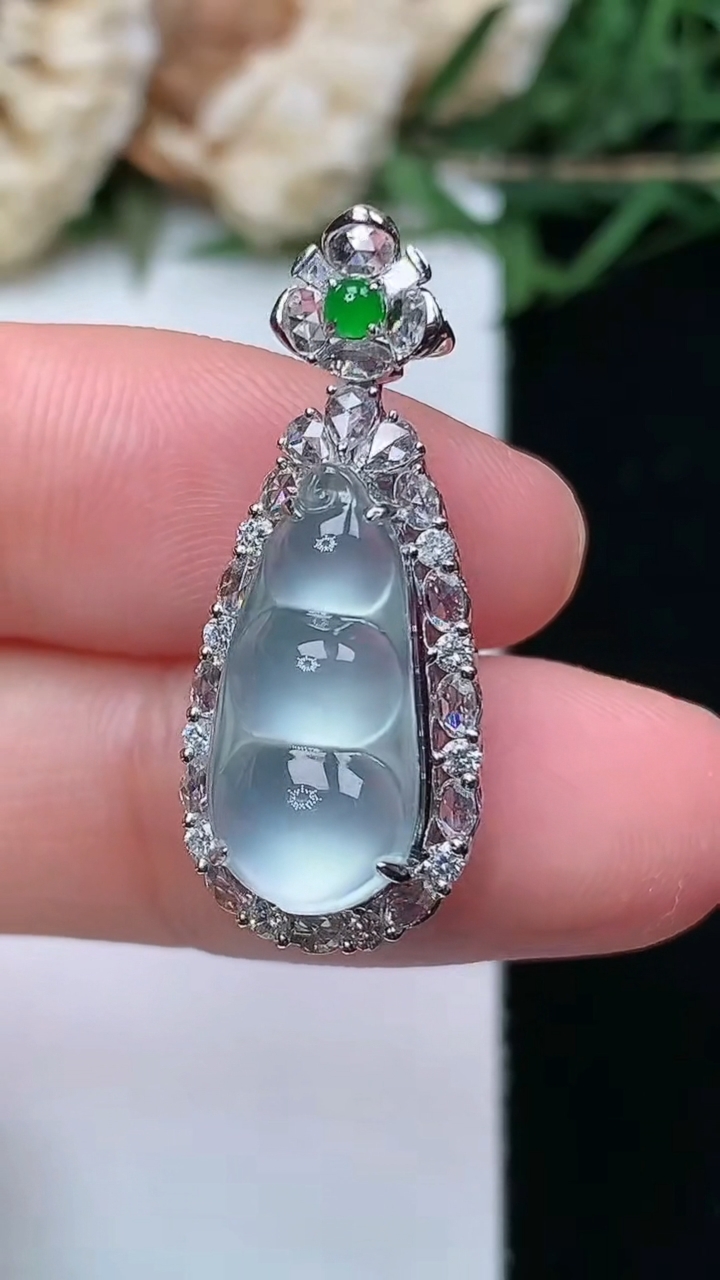 天然A货翡翠白冰福豆吊坠，尺寸28.4-11.5-10.4，裸石16.6-7.9，重量:3.78g
4月16日