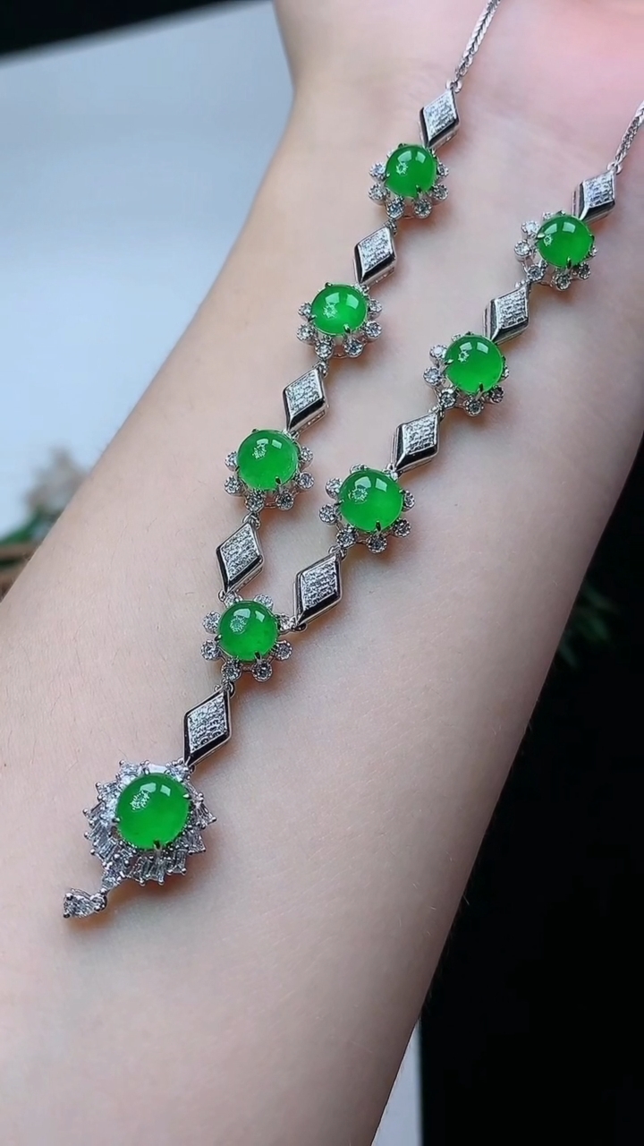 天然A货翡翠蛋面项链，尺寸6-5.5，重量:9.54g4月16日
工厂直销收藏佳品,种好水足，色泽均匀，有种有色，上手高大气！