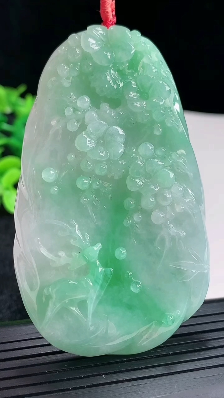 天然A货翡翠梅花鹿吊坠尺寸75-45.5-9.5重量:65.27g
4月16日