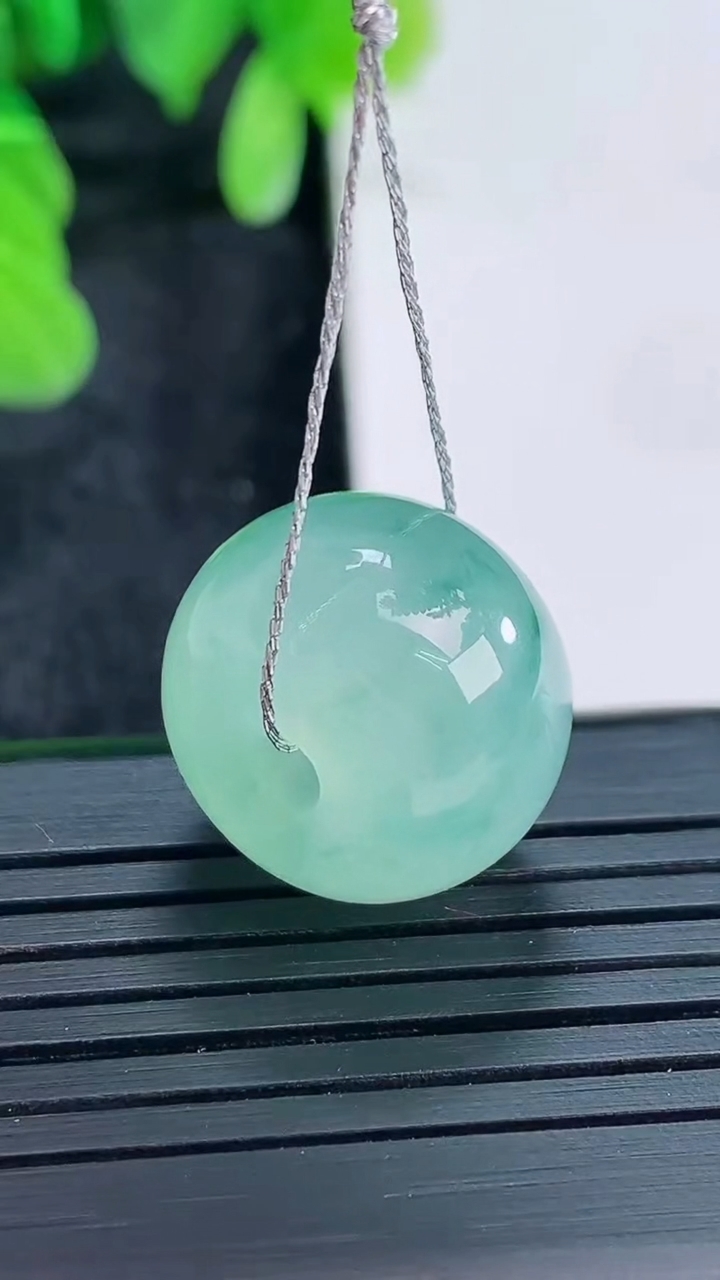 天然A货翡翠飘花路路通吊坠尺寸17.3-12.5重量:7.62g
4月16日