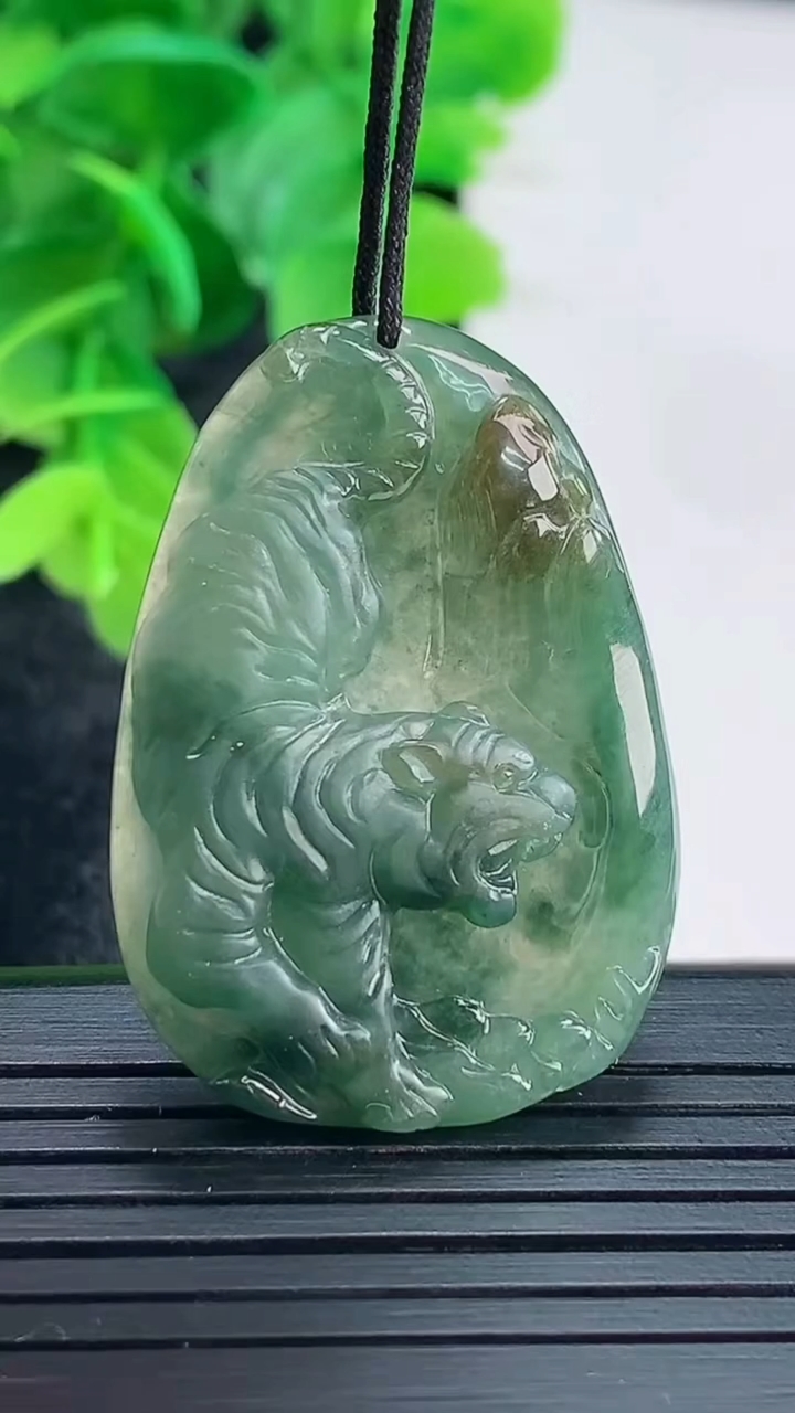 天然A货翡翠双彩生肖虎吊坠尺寸36.3-25.6-5.4重量:8.87g
4月16日