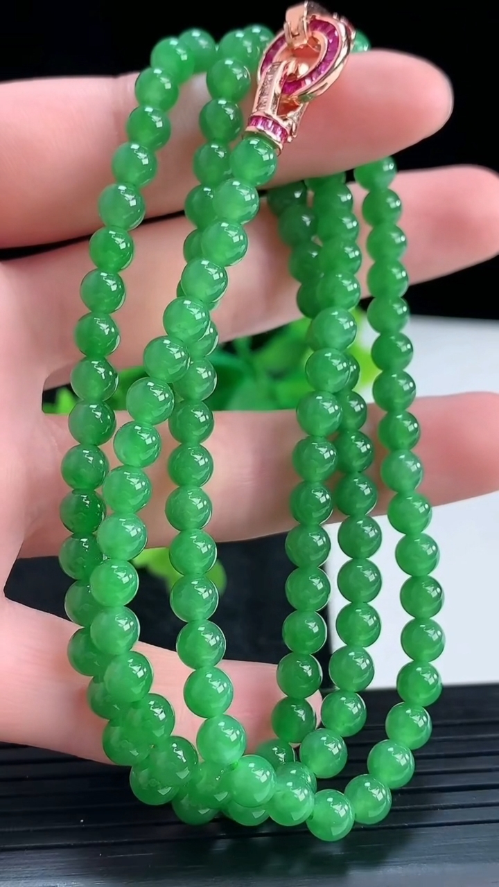 天然A货翡翠圆珠项链尺寸4.9-118颗重量:25.58g
4月16日