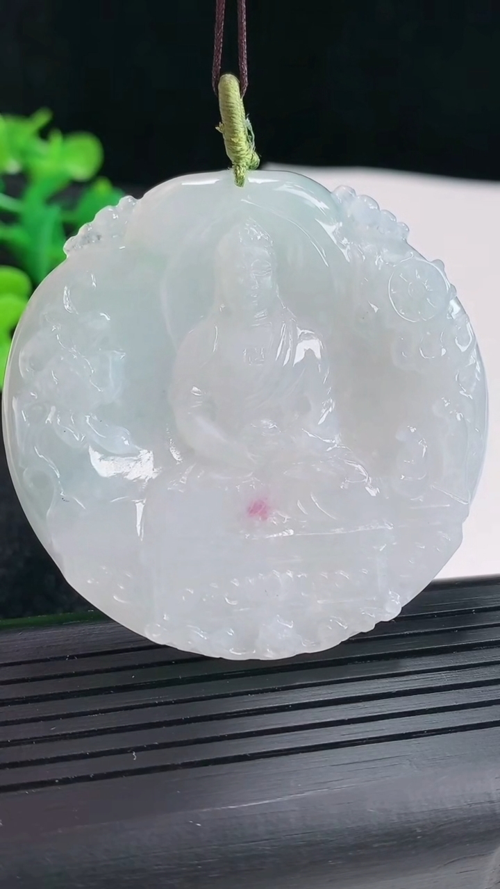 天然A货翡翠大日如来吊坠尺寸54-5.6重量:37.44g
4月16日