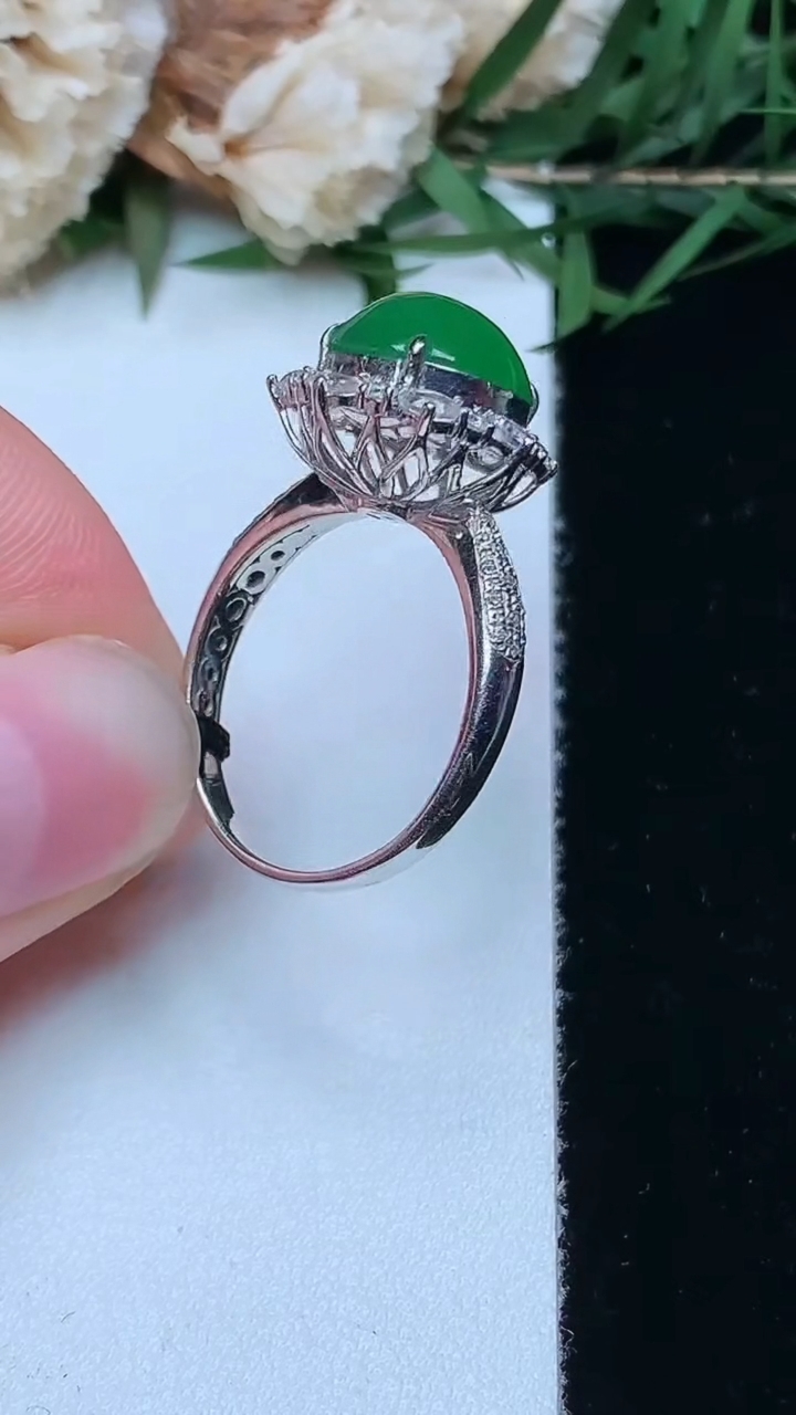 天然A货翡翠蛋面戒指，尺寸17-10.6-9.8，重量:4.48g2026年4月16日
工厂直销收藏佳品,种好水足，色泽均匀，有种有色，上手高大气！