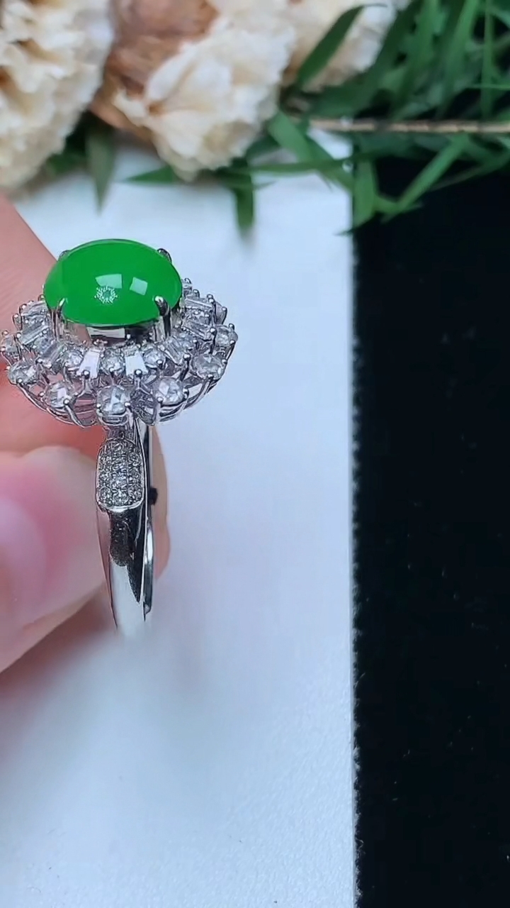 天然A货翡翠蛋面戒指，尺寸17.4-9-8.8，重量:4.45g2026年4月16日
工厂直销收藏佳品,种好水足，色泽均匀，有种有色，上手高大气！