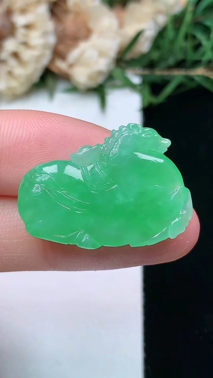 天然A货翡翠马上有钱镶嵌件，尺寸18.6-25.7-5，重量:4.02g
4月16日
