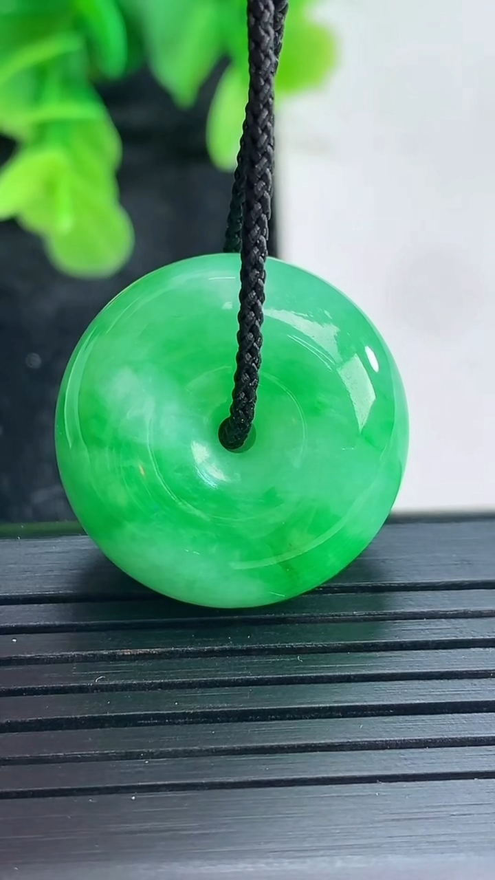 天然A货翡翠平安扣吊坠尺寸23.6-12.7重量:15.14g
4月16日