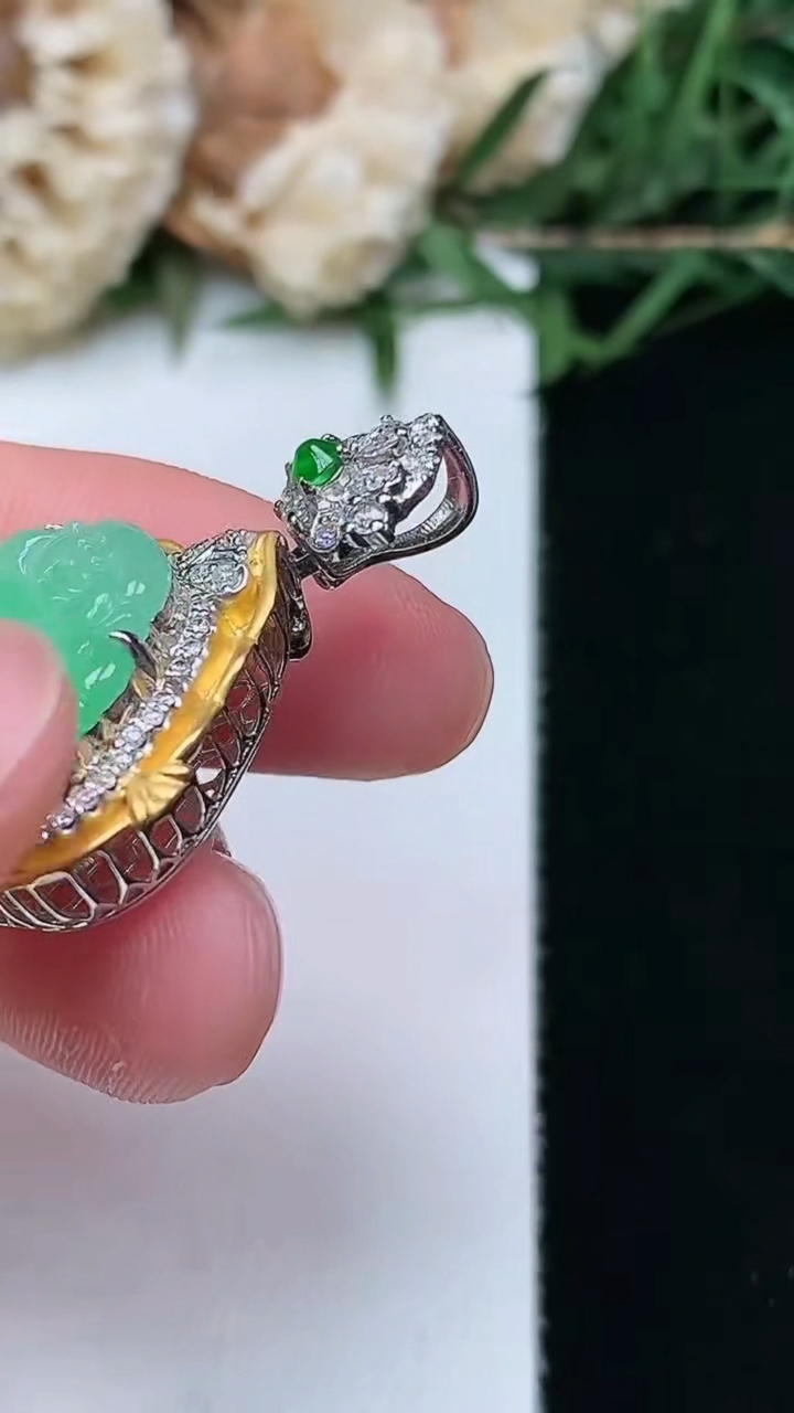 天然A货翡翠佛公吊坠，尺寸29.6-23.3-9.9
4月16日