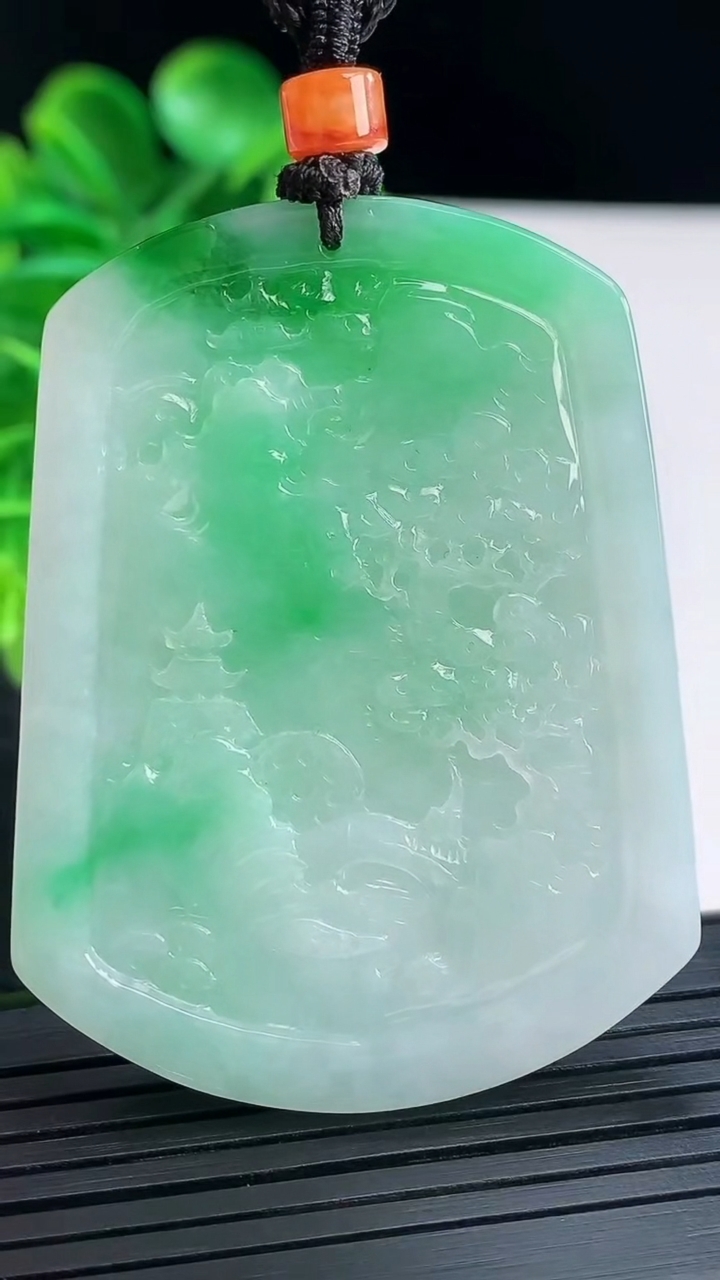 天然A货翡翠山水牌吊坠尺寸53.4-40.5-5.5重量:32.23g
4月16日